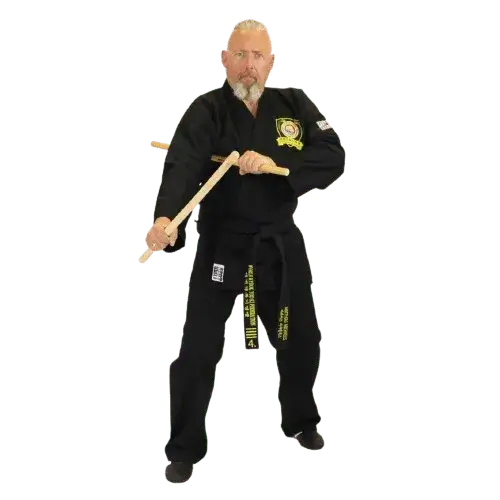 Kampfkunstschule Korean Fighters Werl - Grossmeister Matthias Miachelis - Dan Bong Großmeister Matthias Michaelis der Kampfkunstschule Korean Fighters Werl in schwarzer Kampfkunstkleidung hält zwei kurze Holzstöcke (Dan Bong) in Abwehr- und Kontrollposition – Symbolbild für Waffen- und Selbstverteidigungstraining.