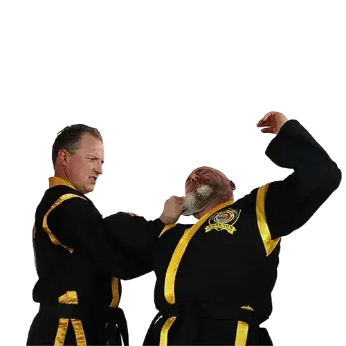 Kampfkunstschule Korean Fighters Werl - Grossmeister Matthias Michaelis - Messerattacke Trainingsszene der Korean Fighters Werl: Es wird realistische Selbstverteidigung gegen eine Messerbedrohung (Simulation) in traditioneller Kleidung demonstriert – Fokus auf Kontrolle und Technik, kein echtes Verletzungsgeschehen.