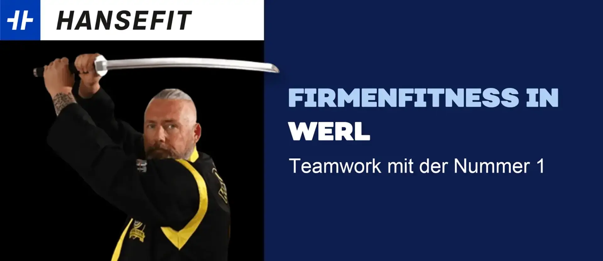 Kampfkunstschule Korean Fighters Werl - HanseFit - Firmenfitness in Werl Banner mit Hansefit-Logo und dem Text „Firmenfitness in Werl – Teamwork mit der Nummer 1“. Links ist Großmeister Matthias Michaelis in schwarzer Kampfkunstkleidung mit gelben Akzenten zu sehen, wie er ein Schwert über dem Kopf in einer Kampfkunst-Pose hält; rechts steht der Text auf blauem Hintergrund.